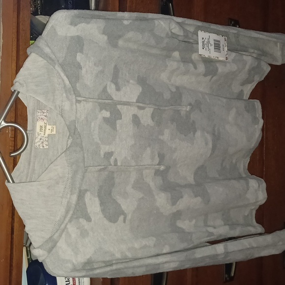 New Camo Fleece pull over Top - Picture 3 of 6